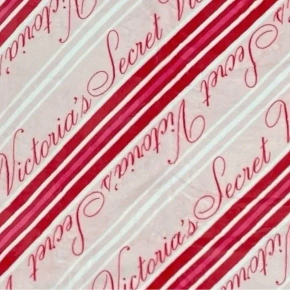 NWT Victoria’s Secret Plush Tote & Fleece Throw - Picture 5 of 5